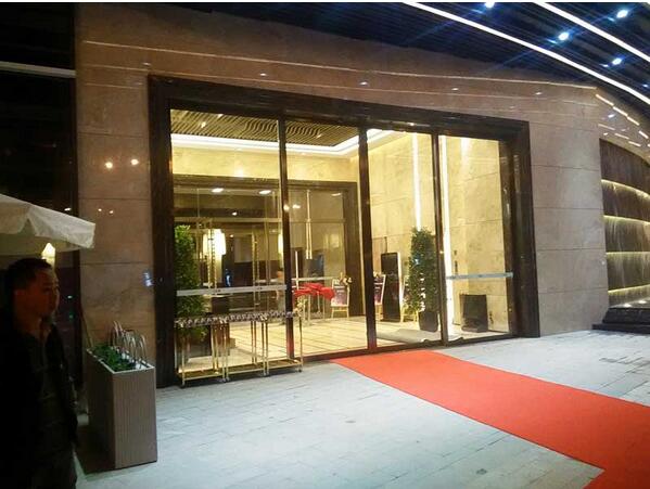 贛州寶能層地產(chǎn)銷(xiāo)售部自動(dòng)門(mén)工程案例 - 中出網(wǎng)-智能出入口與停車(chē)充電門(mén)戶(hù)