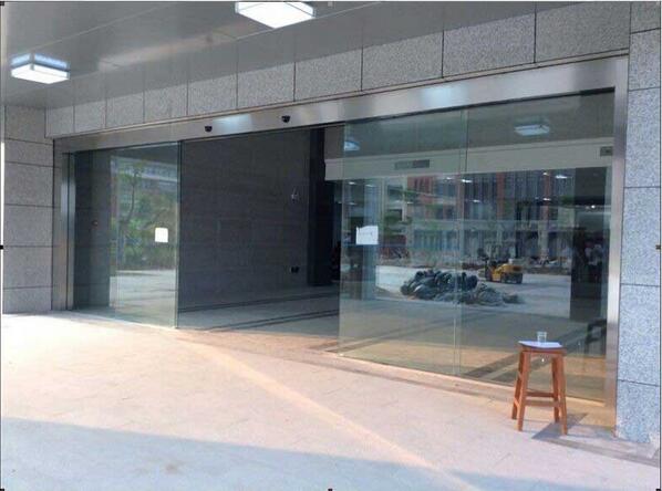 廣州醫(yī)科大學(xué)自動(dòng)門(mén)工程案例 - 中出網(wǎng)-智能出入口與停車(chē)充電門(mén)戶