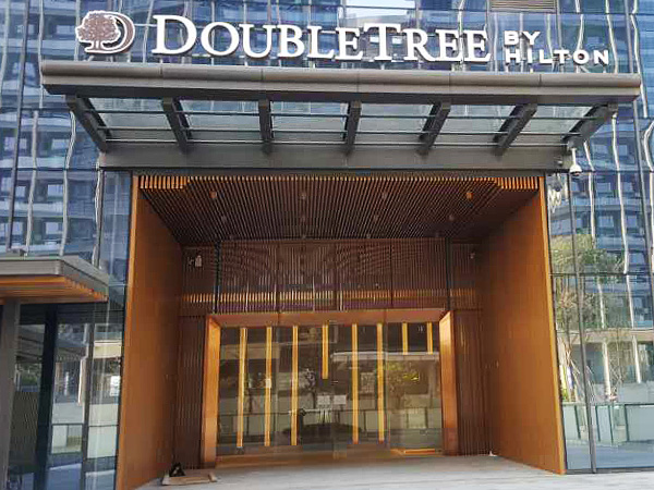 深圳龍華希爾頓逸林酒店自動門工程案例 - 中出網(wǎng)-智能出入口與停車充電門戶