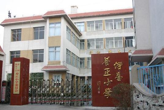 煙臺養(yǎng)正小學(xué)大門口伸縮門支持單位煙臺出安智能 