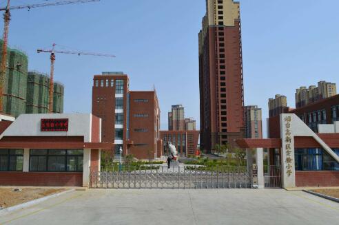 煙臺出安智能伸縮門彰顯煙臺市高新區(qū)實驗小學(xué)大門口形象