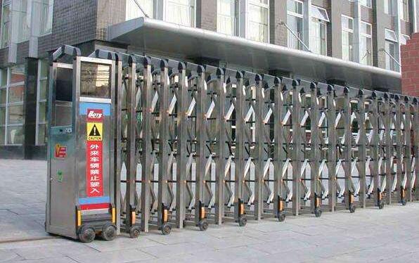 唐山出安智能伸縮門在唐山新華聯(lián)鉑爾曼大酒店大門口展翅翱翔