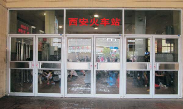 熱烈祝賀西安出安智能肯德基門(mén)進(jìn)駐西安火車(chē)站