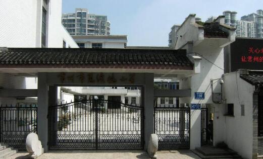 常州出安智能鐵藝大門成常州市覓渡橋小學(xué)大門口一道美景