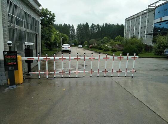 溫州出安智能道閘亮相在溫州時(shí)躍門(mén)業(yè)有限公司大門(mén)口