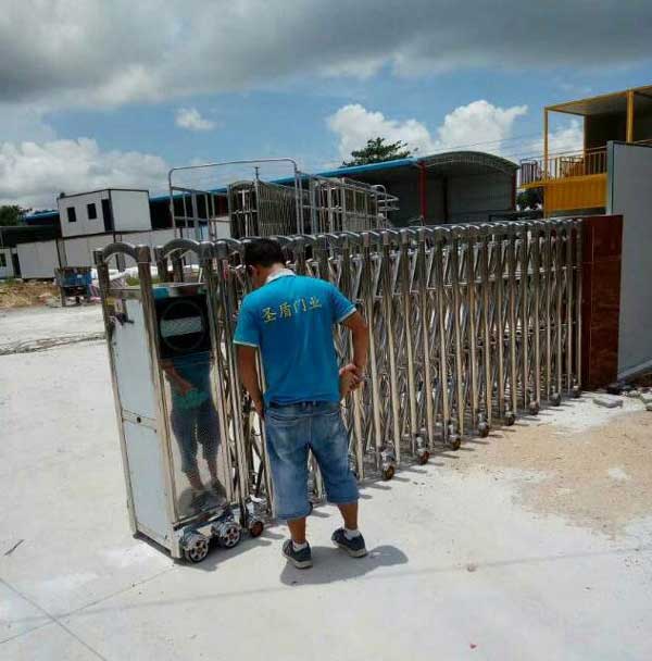 揚(yáng)州宏鉅展柜制作工廠伸縮門案例 - 中出網(wǎng)-智能出入口與停車充電門戶