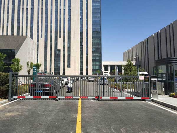 鄂爾多斯國家電網(wǎng)平移伸縮門案例 - 中出網(wǎng)-智能出入口與停車充電門戶