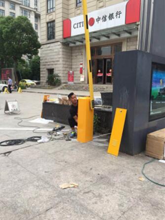 中信銀行成功安裝臺(tái)州出安智能伸縮門