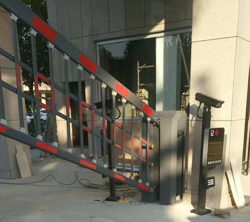 臺(tái)州出安智能道閘成功安裝在臺(tái)州永發(fā)機(jī)械制造有限公司大門口