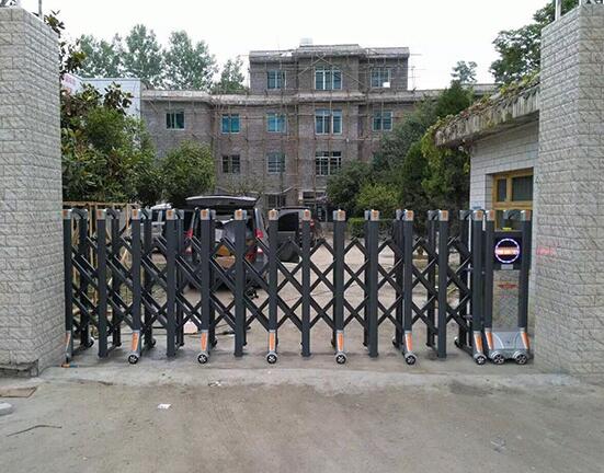 臺(tái)州出安智能電動(dòng)伸縮門(mén)閃亮安裝在偉星金色朝陽(yáng)大門(mén)口