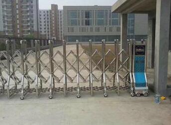金華出安智能伸縮門安裝在萬(wàn)泰龍乾府大門口展示