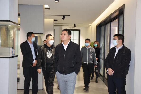 區(qū)、鎮(zhèn)政府領(lǐng)導(dǎo)蒞臨榮高門窗慰問(wèn)走訪