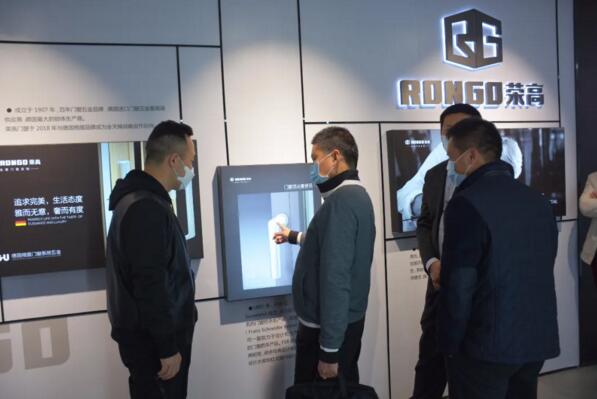 區(qū)、鎮(zhèn)政府領(lǐng)導(dǎo)蒞臨榮高門窗慰問(wèn)走訪