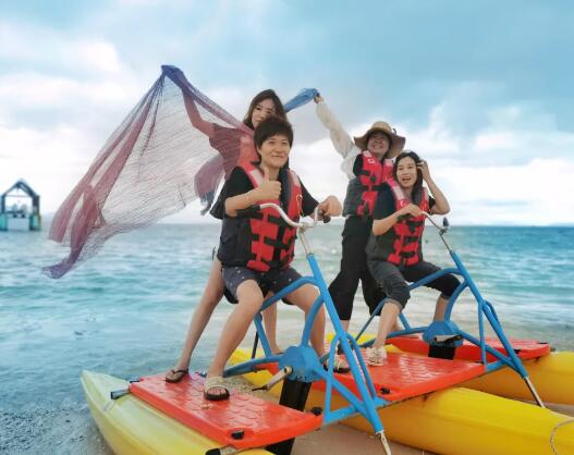 清澈見(jiàn)底的海水