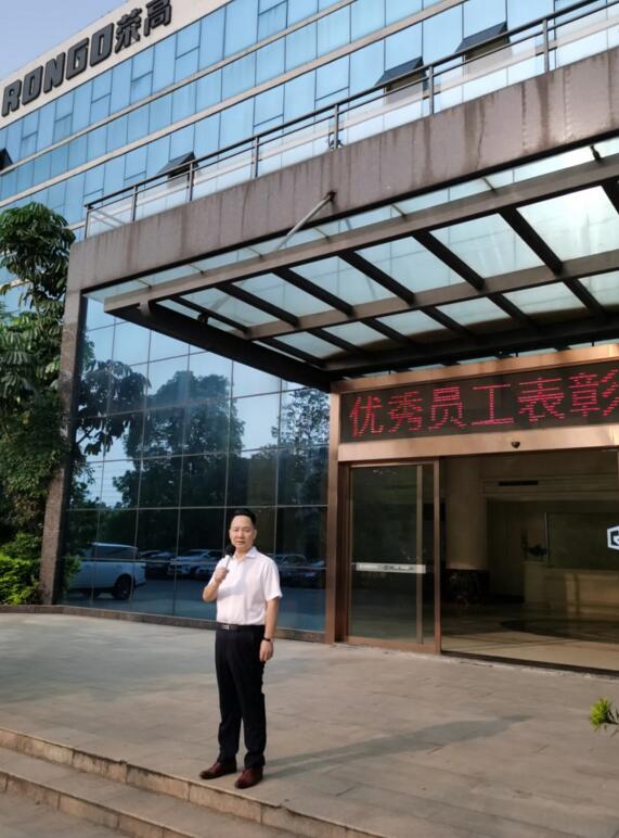 榮高門窗優(yōu)秀員工表彰大會(huì)在董事長黃榮高先生激昂的致辭下拉開帷幕！