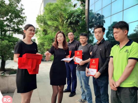 董事長助理王歡歡女士為先進(jìn)工作者頒發(fā)證書