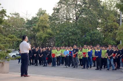 黃董表示，榮高門窗將為員工提供一個(gè)團(tuán)結(jié)奮進(jìn)，攜手并進(jìn)的平臺(tái)