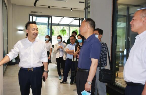 熱烈歡迎“企業(yè)暖春行動”工作組蒞臨榮高門窗調研送溫暖