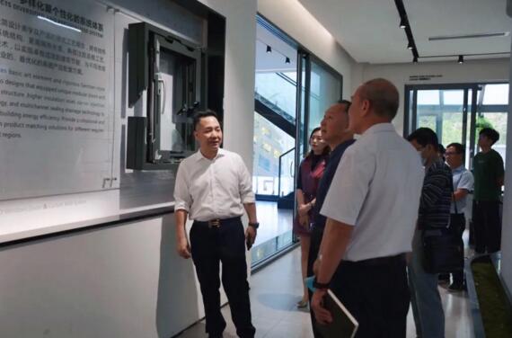 董事長黃榮高先生為工作組展示了榮高門窗的爆品