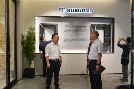 董事長黃榮高先生為工作組展示了榮高門窗的爆品