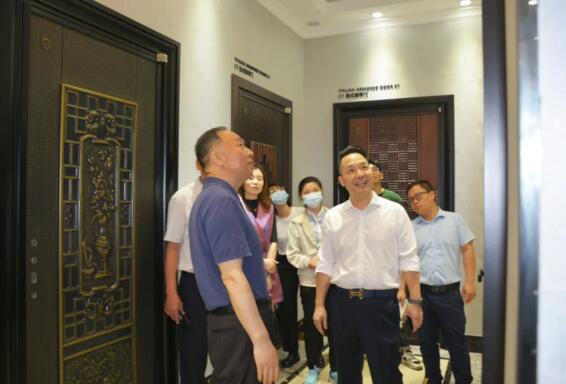 董事長黃榮高先生為工作組展示了榮高門窗的爆品