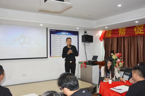 榮高門窗第九屆新商特訓(xùn)營在榮高資深導(dǎo)師萬超老師的帶領(lǐng)下進入了激昂的開班典禮