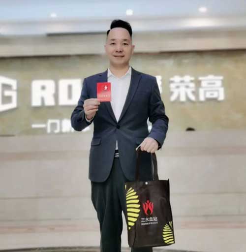 榮高門(mén)窗董事長(zhǎng)黃榮高先生為榮高人樹(shù)立了榜樣