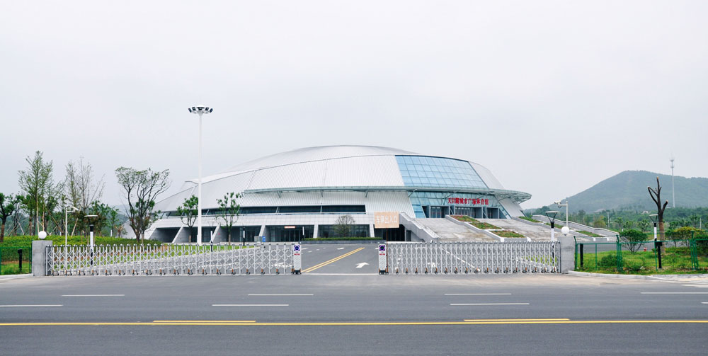 溧陽體育館伸縮門工程案例 - 中出網(wǎng)-智能出入口與停車充電門戶