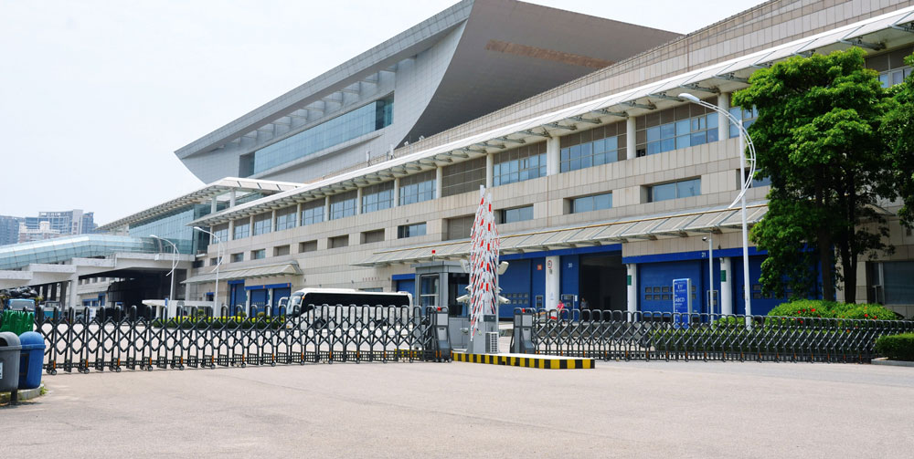 廈門(mén)國(guó)際會(huì)展中心伸縮門(mén)工程案例 - 中出網(wǎng)-智能出入口與停車(chē)充電門(mén)戶(hù)