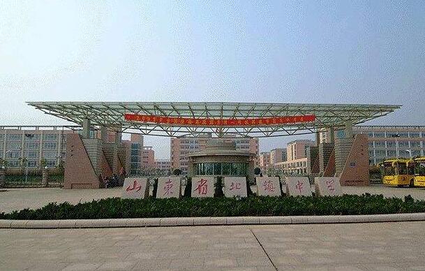 濱州出安智能伸縮門(mén)成山東省北鎮(zhèn)中學(xué)大門(mén)口一顆璀璨的明珠