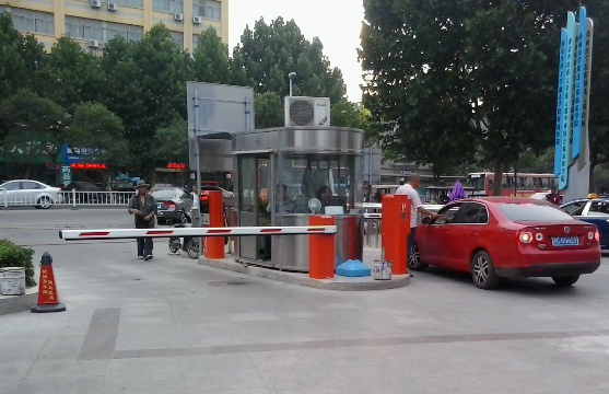 連云港出安智能停車場(chǎng)系統(tǒng)進(jìn)駐連云港第一人民醫(yī)院西門