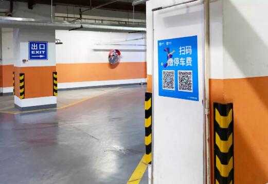 無牌車車主可掃描控制機(jī)上的動(dòng)態(tài)二維碼，順利實(shí)現(xiàn)出入場。