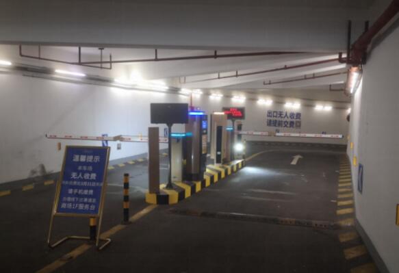 磐基中心地下停車場(chǎng)出入口