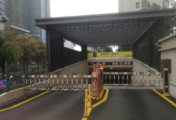 建發(fā)碧湖壹號(hào)停車場(chǎng)出入口