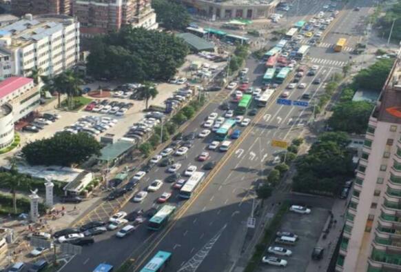 部分醫(yī)院早高峰排隊(duì)鳥(niǎo)瞰