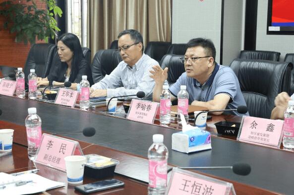 捷順科技總經(jīng)理趙勇、副總經(jīng)理何軍向李喻春一行作了工作匯報(bào)