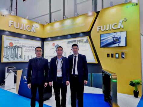 富士智能商務(wù)團(tuán)隊(duì)在展會(huì)現(xiàn)場