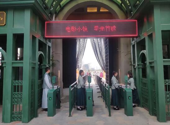 建業(yè)·華誼兄弟電影小鎮(zhèn)開門迎客，富士智能人臉識別通道管理系統(tǒng)大放異彩！