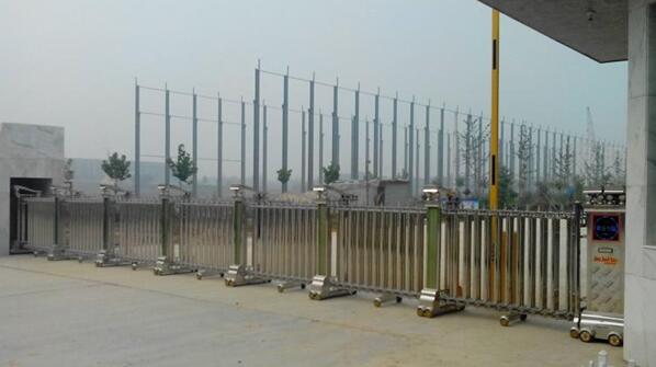 邢臺(tái)出安智能在柏鄉(xiāng)寶石紙業(yè)大門(mén)口安裝成功伸縮門(mén)工程案例