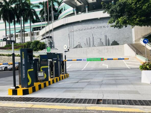 花果山小鎮(zhèn)停車場5個通道均采用了自帶“車臉識別”功能的視頻免取卡收費(fèi)系統(tǒng)