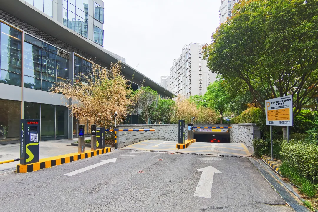 綠地新都會·新田360廣場便啟用了科拓·速泊停車服務(wù)