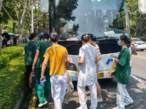 進社區(qū)，送溫暖