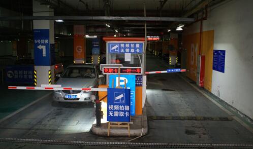 廈門(mén)湖里萬(wàn)達(dá)廣場(chǎng)道閘案例 - 中出網(wǎng)-智能出入口與停車(chē)充電門(mén)戶(hù)