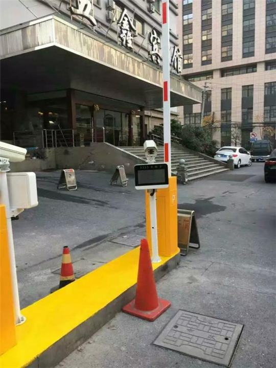 三明五鑫賓館道閘案例 - 中出網(wǎng)-智能出入口與停車(chē)充電門(mén)戶(hù)