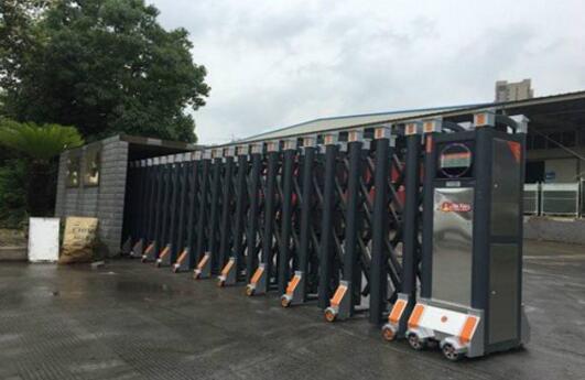 想知道無(wú)軌伸縮門(mén)剛走一會(huì)又退回去的原因嗎？來(lái)找上饒無(wú)軌伸縮門(mén)廠家