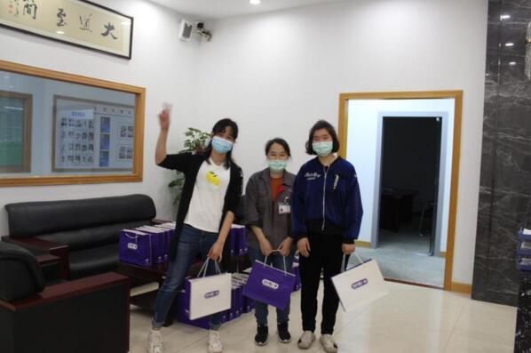 道爾為每位女員工送上了節(jié)日禮品