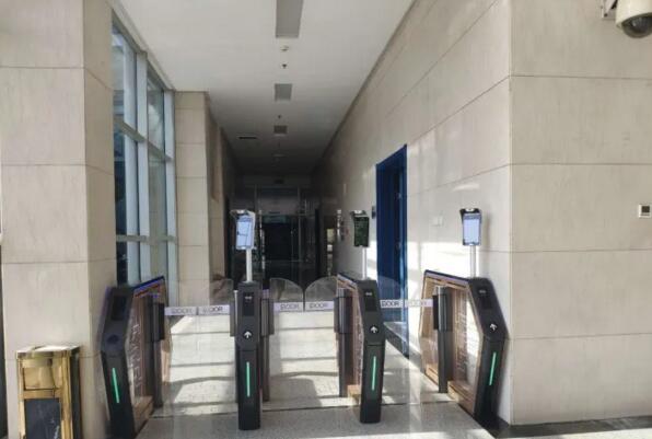 道爾智控四臺速通門+三臺人臉識別測溫一體機