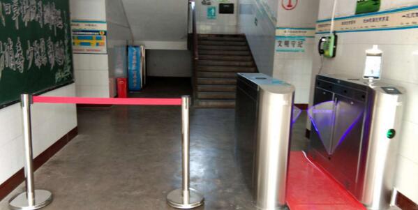 學(xué)校學(xué)生宿舍樓門口