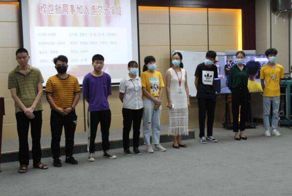 王總的簡(jiǎn)短講話為生日會(huì)揭開(kāi)序幕