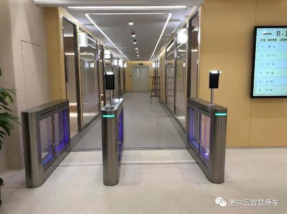 道爾測溫人臉識別一體機